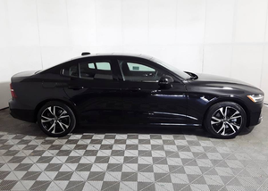 100 % Abordable, LIVRAISON DIRECTE À PRIX RÉDUIT, Volvo S-60 B5 Plus 2024, Thème Sombre, Conduite à Gauche, Excellent État - Product Image 3