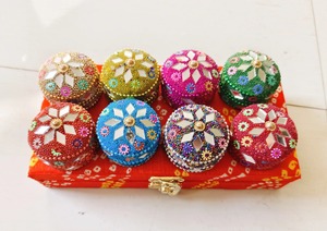 Bandhej กล่องของขวัญพร้อมกล่องในร่ม, ชุดของขวัญ, haldi mehendi Sangeet กล่องของขวัญคืนความโปรดปรานของขวัญวันขอบคุณพระเจ้าของขวัญสำหรับแขกของเธอ - Product Image 3