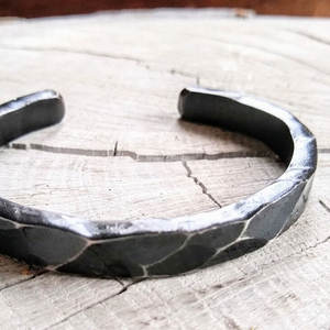 Bracelets en acier forgé à la main pour hommes, conception OEM personnalisée, taille adulte/Bracelets en acier forgé à la main de haute qualité - Product Image 5