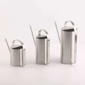 Regadera de metal de primera calidad, ideal para las tareas del jardín, que proporciona una liberación de agua equilibrada y un agarre ergonómico seguro. - Product Image 1