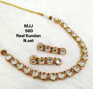 Ensemble de colliers Kundan exclusif pour les mariées avec une finition de qualité supérieure et des conceptions personnalisées pour les boutiques à la recherche de bijoux ethniques élégants - Product Image 1