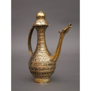 Pichet décoratif en métal vintage pour la décoration de la maison royale, affichage artistique sur table, accent d'inspiration antique et style festif - Product Image 1