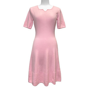 ชุดเดรสสเวตเตอร์ตัวยาวของผู้หญิง,เดรสสเวตเตอร์แบบสวมศีรษะแขนสั้นคอสี่เหลี่ยมถักเส้นใยสังเคราะห์ตามสั่งปี SS23 - Product Image 1