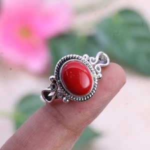 แหวนเงินแท้ 925 ทำมือ ประดับด้วยพลอยปะการังสีแดงธรรมชาติ ทรงรีคลาสสิก ตัวเรือนแบบฝังขอบ สำหรับเป็นของขวัญงานแต่งงานหรืองานหมั้น - Product Image 1