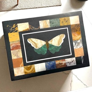 Table basse en marbre noir avec dessus design en marqueterie florale et incrustation de pierres précieuses faites à la main pour les décors de salon - Product Image 2