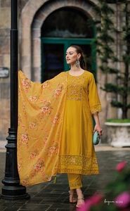 Lo último en seda viscosa pura con trabajo de hilo Kurtis de trabajo simulado y trabajo manual con pantalón de seda pura y Dupatta de impresión digital - Product Image 5