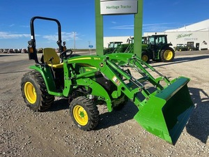 Tracteur agricole compact John Deere 65HP 4 roues motrices avec cabine fermée verte et transmission par engrenages - Product Image 3