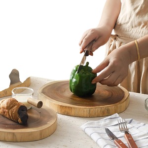 Planche à découper ronde en bois de style brut moderne Planche artisanale Parfaite pour la présentation dans les restaurants, les cafés ou les boutiques - Product Image 4