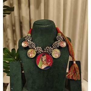 Collier pendentif Tribal Tales Ghungroo Pichwai avec technologie d'incrustation à sertissage clos - Product Image 2
