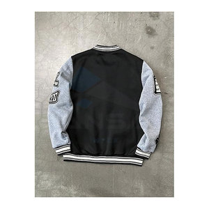 Veste universitaire pour homme Y2K à blocs de couleur avec graphismes de lettres, polyester extensible doux, accents rayés, fermeture à boutons, gris clair - Product Image 2