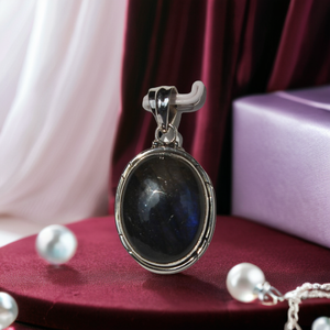 Venta al por mayor de gemas Rudra: Colgantes de labradorita de plata de ley 925 con engaste de bisel, rodio y diseño bohemio hecho a mano para mujer. - Product Image 1