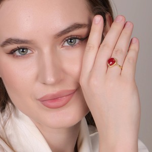 Un fournisseur indien offre une bague cœur réglable en jade rouge avec placage or pour les cadeaux de mariage et de fête des filles - Product Image 5