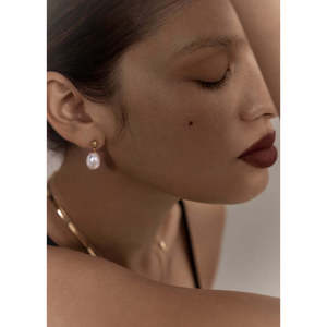 Boucles d'oreilles pendantes de style baroque avec accents de perles - Product Image 3