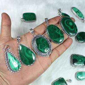 Collar con Colgante de Malaquita Verde Natural con Engaste de Bisel Plateado para Mujeres y Unisex - Product Image 1