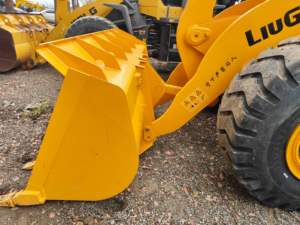 CLG856N Chargeuse sur pneus 5.5 tonnes d'occasion en provenance de Chine Engins de terrassement Équipement lourd avec moteur central Composants de boîte de vitesses - Product Image 4