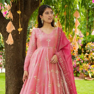 Robe Anarkali en soie lourde et texturée pour femme, entièrement évasée, brodée, avec bas et dupatta, ornée de broderies à sequins - Product Image 1