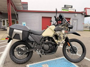 Nuova Kawasaki KLR650 Adventure ABS <span class=keywords><strong>Cypher</strong></span> Camo Beige 2025, bestseller, pronta per la spedizione in tutto il mondo - Product Image 1