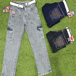 Pantalones cargo de estilo utilitario de doble bolsillo con parches únicos de Ajuste Recto y técnica lavada - Product Image 1