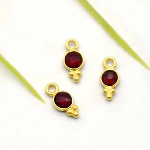Colgante de Cuarzo Granate con Bisel, Hecho a Mano, Chapado en Oro, Pequeño Amuleto Redondo Facetado, Regalo para el Amor, Se Vende por Pieza - Product Image 2