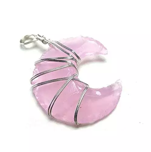 Venta al por mayor de cristales naturales de la mejor calidad de cuarzo rosa luna creciente alambre envuelto colgantes estilo Feng Shui joyería de piedras preciosas venta - Product Image 5