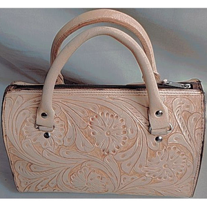Sacs à main et portefeuilles pour femmes en cuir véritable à vendre, avec des motifs sculptés à la main, couleur marron - Product Image 2