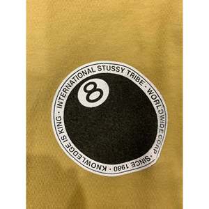 เสื้อยืด Stussy 8 Ball สีเบจ ทรงเข้ารูป พิมพ์ลายกราฟิก ผ้าเจอร์ซีย์เนื้อหนา ระบายอากาศได้ดี น้ำหนัก 180 กรัม และ 240 กรัม - Product Image 3