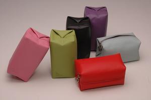 Sac à cosmétiques de voyage en cuir avec fermeture à glissière et style décontracté grande capacité pour les femmes cadeau de mariage et vente en gros - Product Image 4