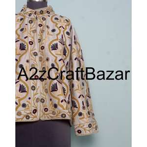 Veste en velours Suzani brodée à la main par des artisans, avec des rayures grises, fabriquée avec des matériaux de haute qualité et offrant un aspect Suzani - Product Image 3