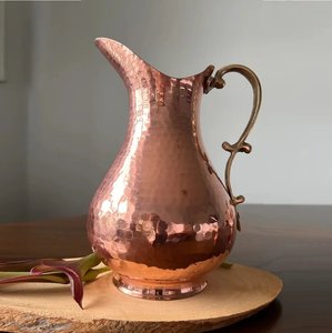 Pichet de service d'eau en cuivre pur de qualité supérieure avec poignée Pichet décoratif de table de cuisine à domicile au design lourd martelé - Product Image 1