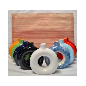 Elegante maceta de cerámica con forma clásica y tonos naturales ideal para decorar cocinas, entradas o esquinas de salones - Product Image 4