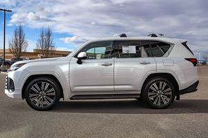 Magnifique SUV d'occasion <span class=keywords><strong>Lexus</strong></span> <span class=keywords><strong>LX</strong></span> <span class=keywords><strong>600</strong></span> 2026 blanc, intérieur cuir foncé, toit ouvrant, transmission intégrale, voiture de qualité au meilleur <span class=keywords><strong>prix</strong></span> - Product Image 3