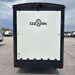 Autocaravana Usada 2022 F-o-r-e-s-t R-i-v-e-r O-z-a-r-k 2500TH, Compatible con Camionetas y Autos, para 4-6 Personas - Product Image 1