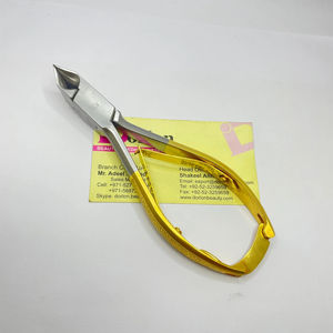 Cortador de uñas de calidad profesional con bloqueo trasero mango texturizado acero inoxidable resistente resorte acción Luna forma pinza - Product Image 1