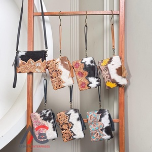 Nueva moda Vintage Rosa diseño Floral mano tooled cuero de vaca muñequera bandolera bolso borla monedero y bolsa para mujer - Product Image 1