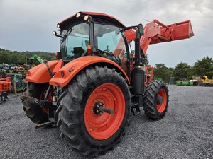 Tractor Kubota M7-132 DELUXE 4x4 con cabina y cargador Kubota LM2605 autonivelante con cucharón de acoplamiento rápido global. - Product Image 4
