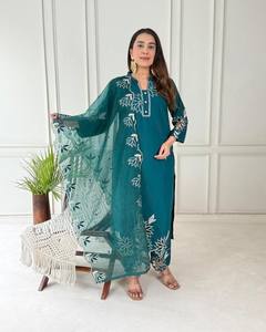 Costume en soie romaine de luxe, tenue ethnique de créateur faite à la main pour femmes, fête de mariage festive et célébration, vêtements de mode ethnique - Product Image 3