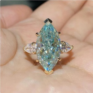 Anillo de compromiso de tres piedras de moissanita con corte Marquesa azul de Plata de Ley 925 - Product Image 3