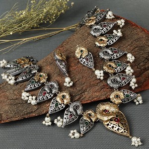 ชุดเครื่องประดับผู้หญิงแบบโบฮีเมียนสองสีเงินออกซิไดซ์ ประดับเพชรซิคอนสีเขียวแดง สำหรับงานแต่งงาน งานหมั้น หรือเป็นของขวัญ - Product Image 3