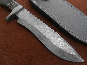 Beau couteau Bowie de chasse en acier damas fait à la main personnalisé poignée en os gaine en cuir OEM pris en charge pour un usage industriel. - Product Image 4