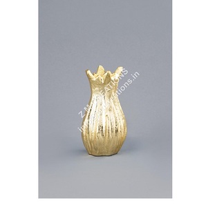Vase à fleurs en métal au look doré moderne et tendance avec une forme artisanale unique pour une touche décorative - Product Image 2