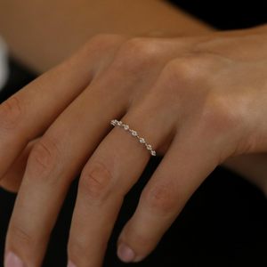 Elegante Anillo de Eternidad de Plata de Ley 925 con Moissanita de 2 Quilates Chapada en Oro de 18K y Engaste de Garras, con Gema Única, Anillo de Tercera Parte - Product Image 1