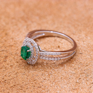 Bague en or blanc 18 carats avec émeraude ronde taille brillant, sertie à griffes, certifiée IGI, par Memoria Jewels – Bijou de mode - Product Image 3