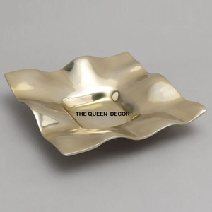 Nuevo cuenco decorativo elegante de Metal de aluminio con forma única y acabado dorado para eventos de fiesta, cuenco de postre a la venta - Product Image 1