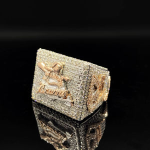 Anillo de banda ancha unisex de lujo con moissanita engastada de 0.5 quilates en plata con engaste de púas - Product Image 1