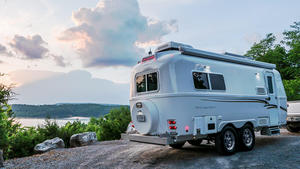 Remorque Mini Caravane Légère et Étanche à Double Amortisseur en Acier Inoxydable Blanc Moderne en Forme de Goutte d'Eau, Vente Chaude 2 - Product Image 2