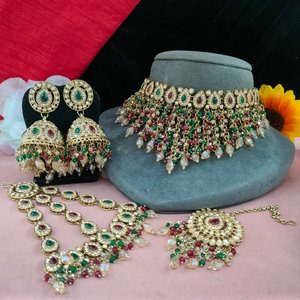 Hermoso juego de Gargantilla Jadau Pearls Work & Kundan con Maang Tikka y Pasa Juego de Gargantilla nupcial de lujo Pares con Sarres, Lehengas - Product Image 4