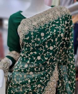 ผ้าไหมสารีสน่าที่สวยงามพร้อมรายละเอียดทัสเซลและเครื่องประดับมุกสําหรับงานแต่งงานและชุดเจ้าสาว - Product Image 2