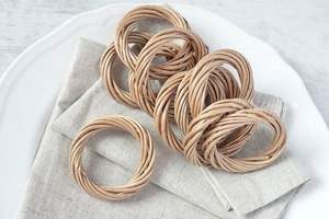 Servilletero de ratán con acabado natural, ideal para estilos de comedor orgánicos y ecológicos y una vida sostenible - Product Image 4