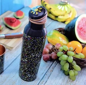 Juego de Botellas de Agua de Metal de Cobre con Asa de Transporte y Tapa de 960 ml, Ecológicas, Clásicas, Negras, Esmaltadas, Reutilizables - Product Image 4