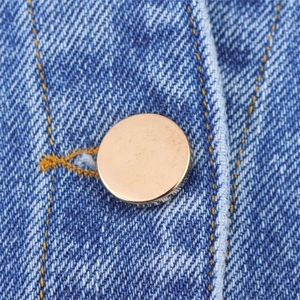 Traje a juego de dos piezas de mezclilla de algodón a la moda para mujer con camisa con detalle de bolsillo y pantalones cortos con dobladillo acampanado, ropa informal de verano - Product Image 4